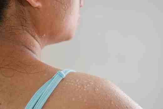 Înțelegerea transpirației excesive: cauze și soluții