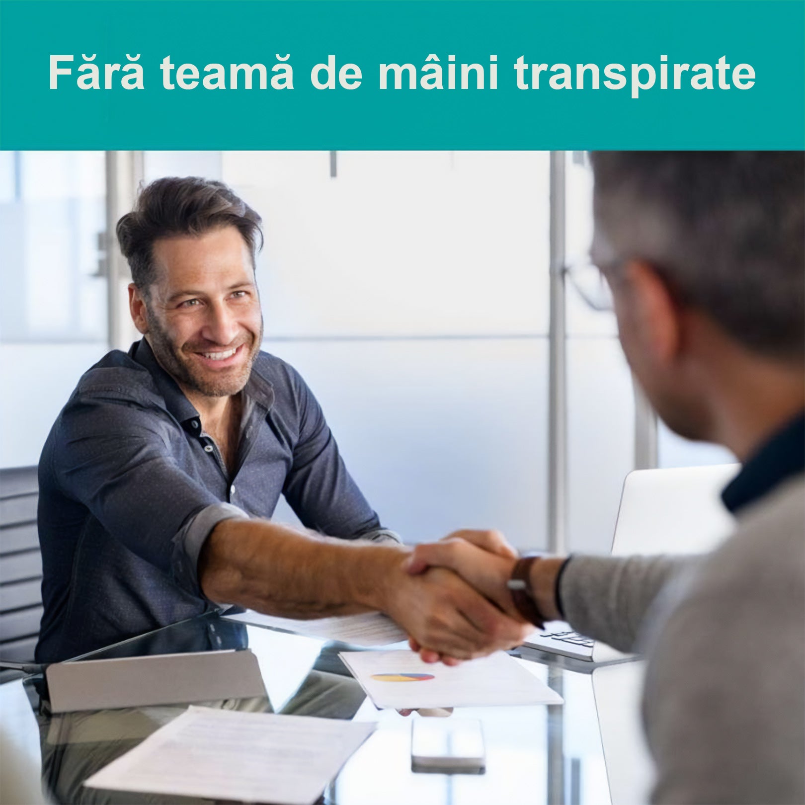 Doi bărbați își dau mâna, iar imaginea evidențiază eficiența produsului în combaterea transpirației mâinilor.